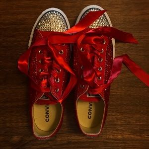 Red low top converse Women’s Size 9 | Men’s size 7